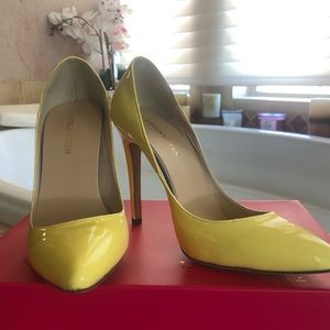Patent leather yellow heels/pumps by Loslandifen